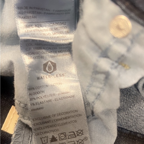 NWT Levi's Blue mid rise stretch 5 pocket Bermuda Jean Shorts with Cuffed Hem - Picture 4 of 4